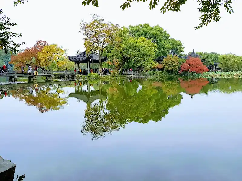 Three Ponds Mirroring the Moon (Lesser Yingzhou Isle)