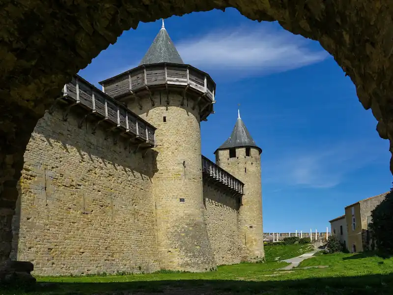 Châteaux Cathares et Instruments de Tortures