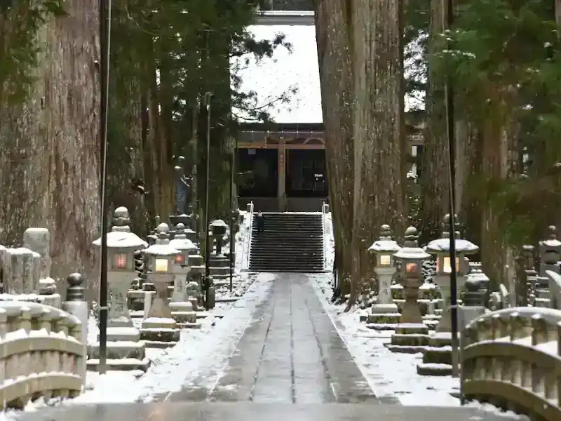 Tōrōdō (Hall of Lanterns)